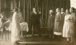 Фотография. Драмкружок больных в Ставропольской психиатрической больнице. 1930-е гг. Из фотоальбома главного врача А.Я. Доршта 1939 г.